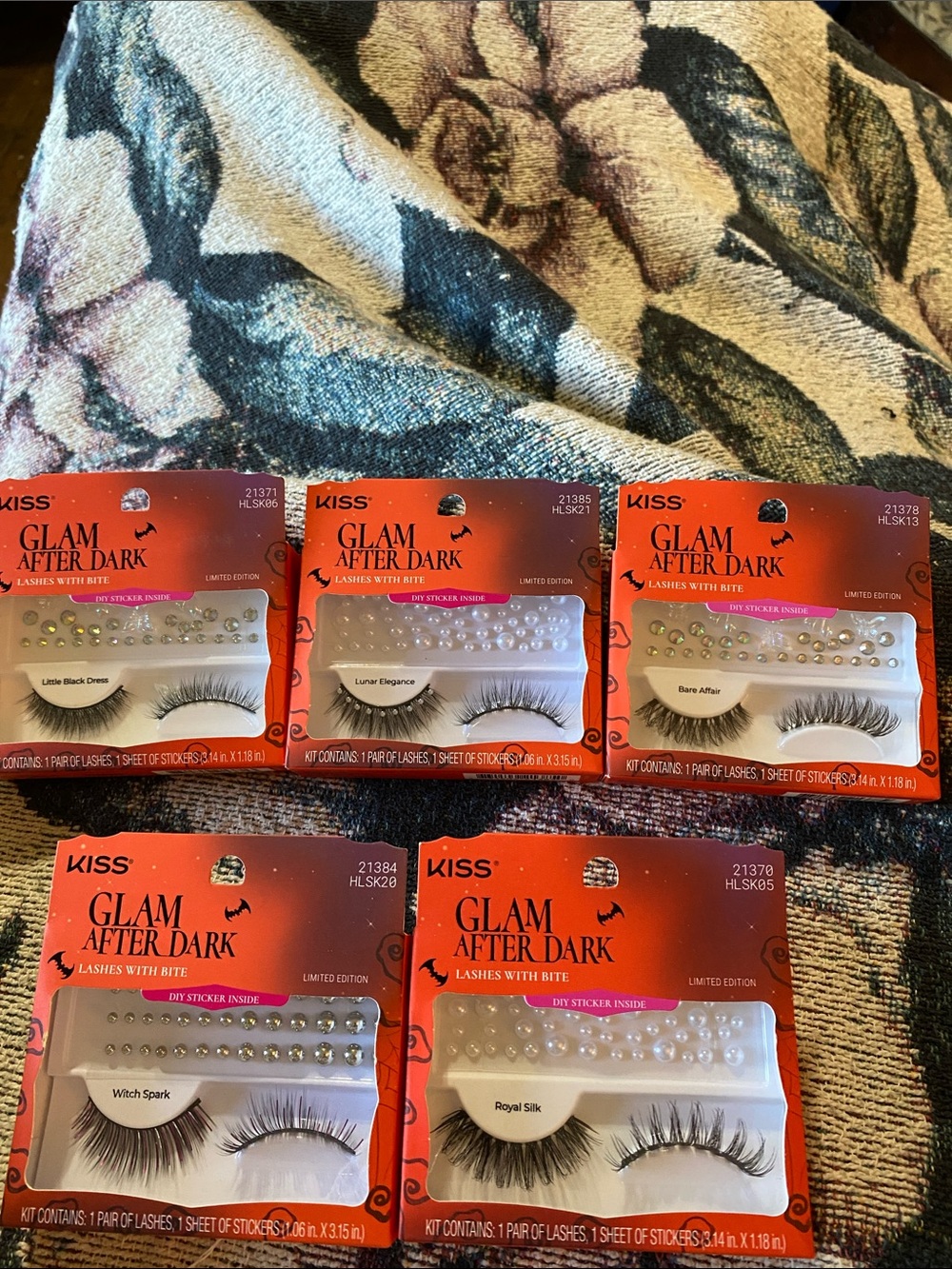 5 set in each bundle Kiss Glam Eyelashes . has glue in each set all sets random